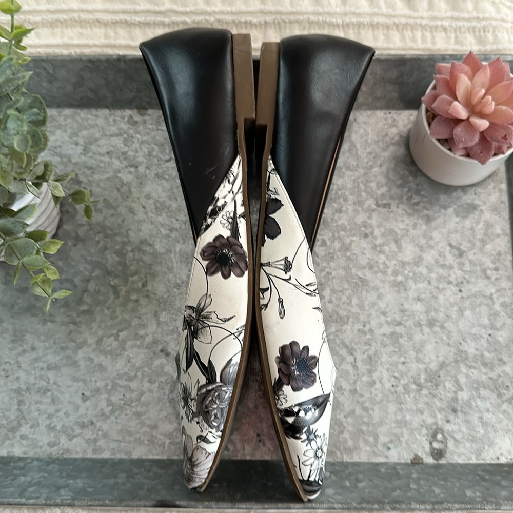 FFC NY Black and White Floral Women's Flats - fits as a size 9 (shoe says 10) - Picture 8 of 10